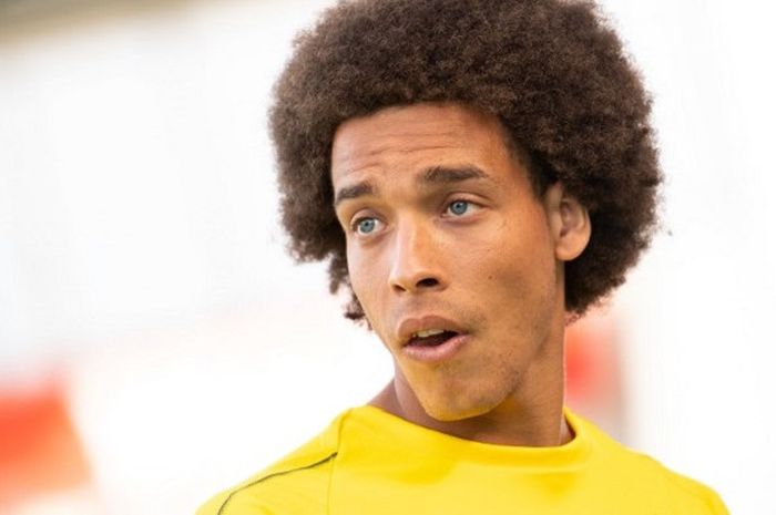 Gelandang Borussia Dortmund, Axel Witsel, memulai petualangannya bersama klub barunya dengan bermain melawan Lazio pada 12 Agustus 2018 di Essen, Jerman.