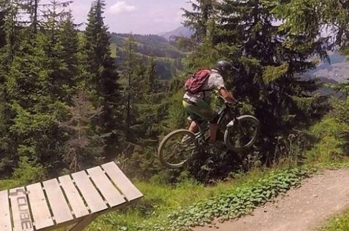 Pesepeda Marc Sutton yang sedang menikmati pegunungan Alpen tewas tertembak oleh pemburu.