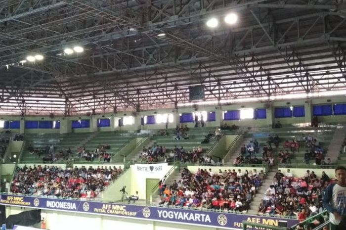 Tribune sisi timur GOR UNY pada laga semifinal timnas futsal Indonesia melawan Thailand, Jumat (9/11/2018).