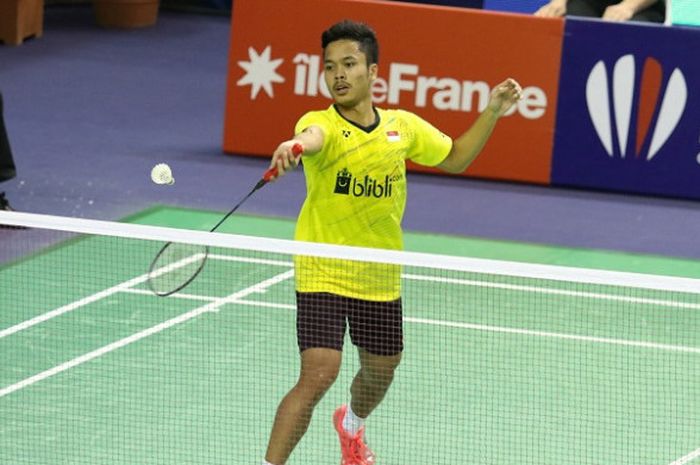 Pebulu tangkis tunggal putra Indonesia, Anthony Sinisuka Ginting, mengembalikan kok ke arah Hu Yun (Hong Kong) pada babak kedua Prancis Terbuka yang berlangsung di Stade Pierre de Coubertin, Kamis (26/10/2017).