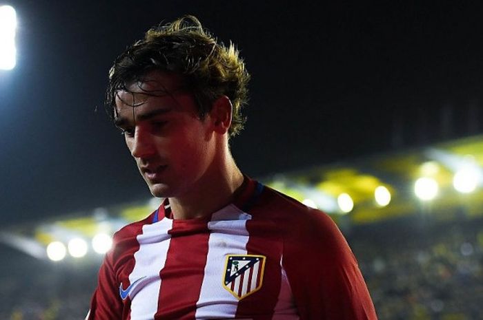 Penyerang Atletico Madrid, Antoine Griezmann, kecewa setelah timnya kalah dari Villarreal dalam pertandingan La Liga di Stadion El Madrigal, Villarreal, Spanyol, 12 Desember 2016.