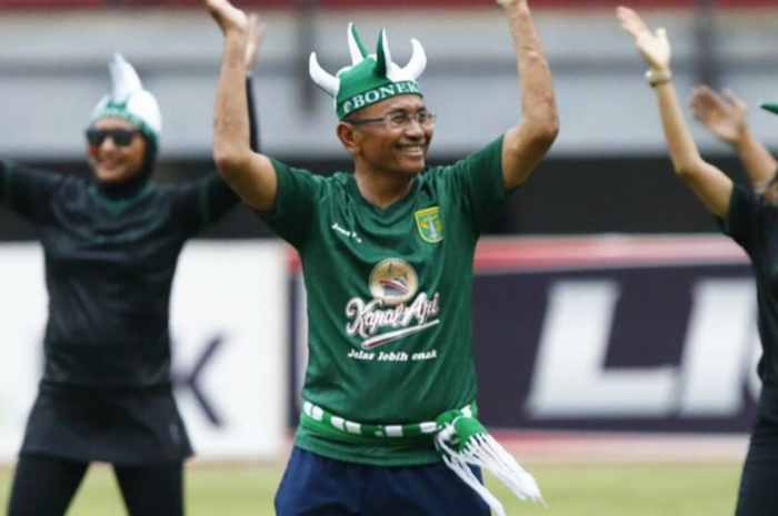 Dahlan Iskan menghadiri acara senam sesaat sebelum pertandingan Persebaya vs PSIM di stadion GBT (16/8/2017)