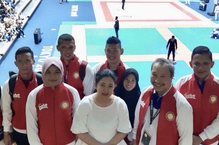 Lima atlet Indonesia mendapatkan medali emas dalam kejuaraan Jiu Jitsu Abu Dhabi Grand Slam putaran Tokyo di Jepang berfoto dengan Menko PMK, Puan Maharani.