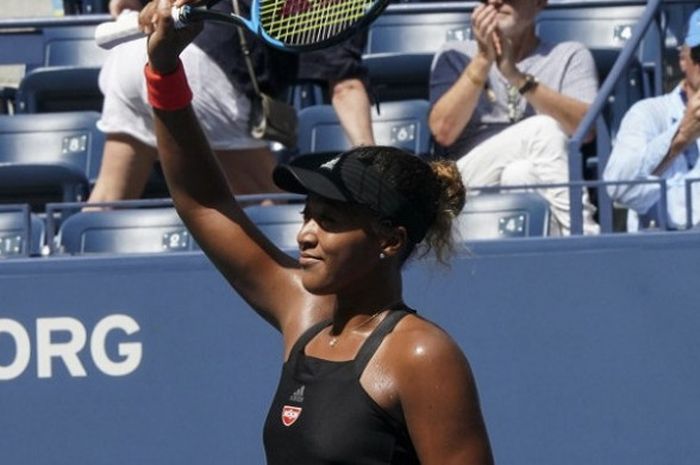 Petenis tunggal putri asal Jepang, Naomi Osaka, melakukan selebrasi seusai mengalahkan lawannya, Lesia Tsurenko (Ukraina), pada babak perempat final US Open 2018, di New York, Amerika Serikat, Rabu (5/8/2018) waktu setempat.