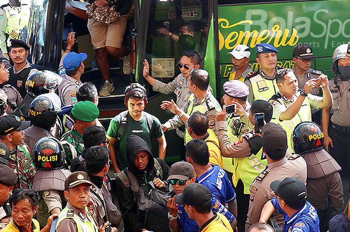 Pemain PSS Sleman mendapat pengawalan ketat dari petugas keamanan saat memasuki Stadion Sultang Agung, Bantul, menjelang laga Liga 2 2018 melawan tuan rumah PSIM Yogyakarta, Kamis (26/7/2018).