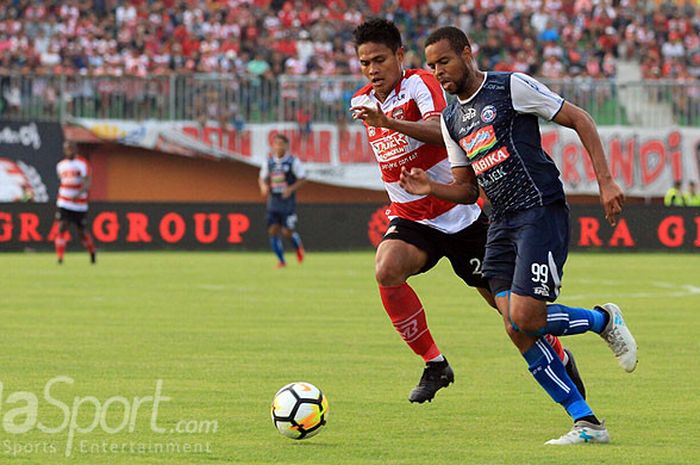  Penyerang Arema FC, Thiago Furtuoso (kanan), adu lari dengan bek Madura United, Fachruddin Wahyu Aryanto, saat Madura United menjamu Arema FC dalam laga pekan kelima Liga 1 2018  di Stadion Gelora Ratu Pamelingan, Pamekasan, Sabtu (21/4/2018). 