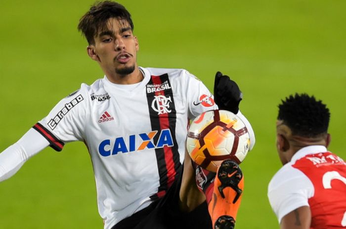 Aksi pemain Flamengo, Lucas Paqueta, dalam pertandingan Piala Libertadores 2018 menghadapi Independiente Santa Fe di Stadion Nemesio Camacho El Campin,Bogota, Kolombia, pada 25 April 2018.