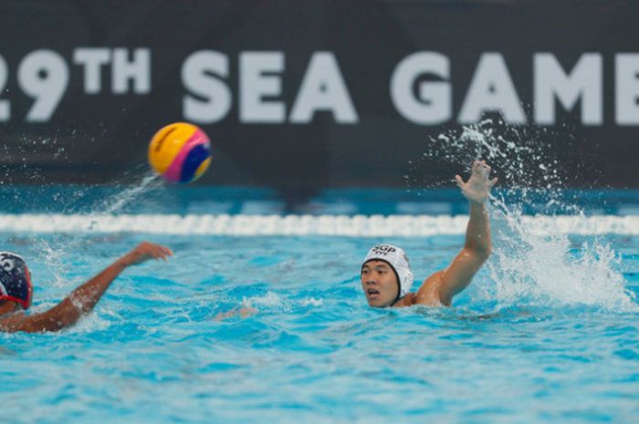 Pertandingan polo air putra antara Indonesia versus Singapura di SEA Games 2017 yang berlangsung di National Aquatic Centre, Bukit Jalil, Malaysia, Jumat (18/8/2017).