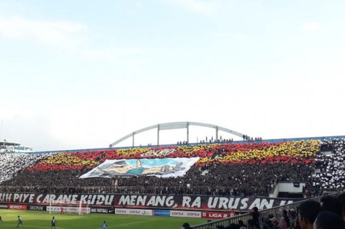 Koreografi Brigata Curva Sud saat PSS Sleman menjamu Persiraja Banda Aceh di Stadion Maguwoharjo, Sleman, Rabu (21/11/2018).