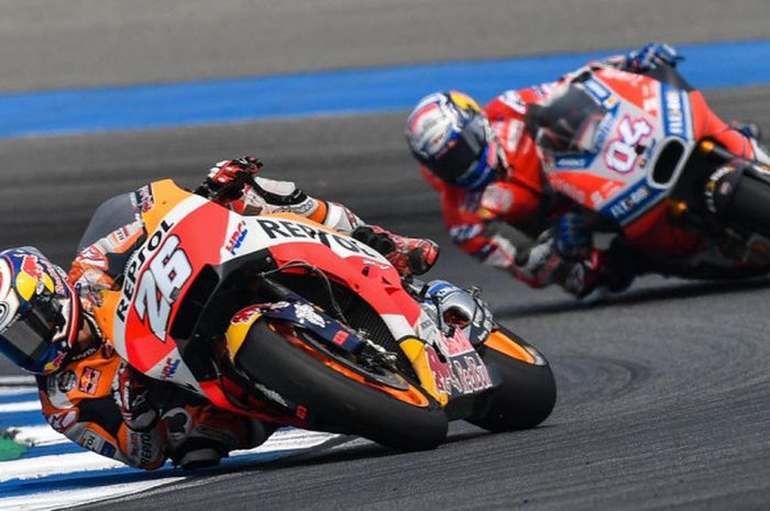  Dani Pedrosa (Repsol Honda/kiri) dan Andrea Dovizioso (Tim Ducati/kanan), melakukan ujicoba dengan motornya pada tes pramusim di Sirkuit Buriram, Thailand, Minggu (18/2/2018). 