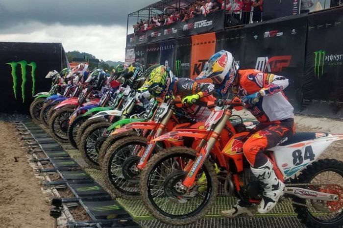 Momen saat sejumlah pebalap MXGP akan melakukan start pada balapan seri Indonesia yang digelar di Pangkalpinang pada Minggu (1/7/2018).