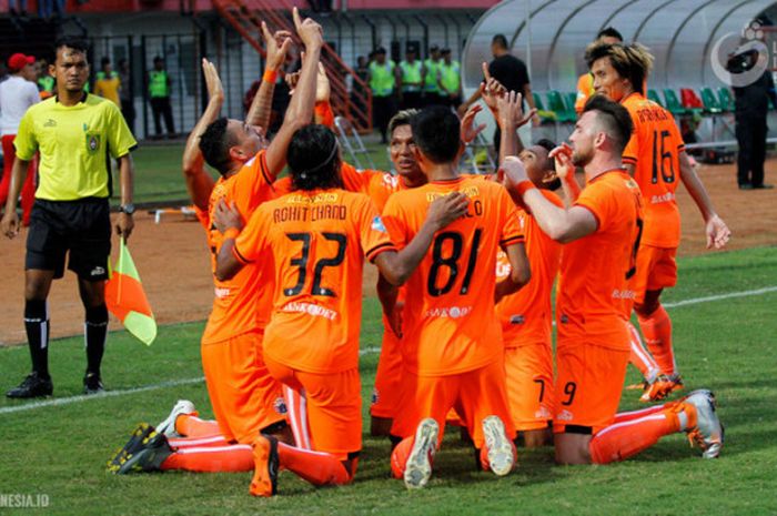 Pemain Persija merayakan gol ke gawang PSIS Semarang di Stadion Sultan Agung, Bantul, Jumat (21/4/2018)