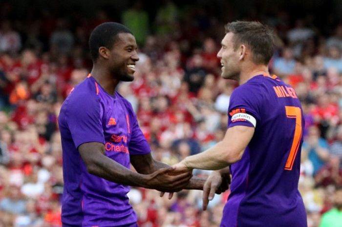 Gelandang Liverpool FC, Georginio Wijnaldum (kiri), merayakan golnya bersama James Milner dalam laga persahabatan kontra Napoli di Stadion Aviva, Dublin, Republik Irlandia pada 4 Agustus 2018.