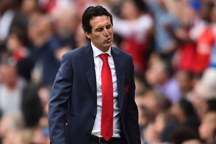 Ekspresi kekecewaan pelatih Arsenal, Unai Emery, setelah kalah dari Manchester City dalam partai Liga Inggris di Emirates Stadium, Minggu (12/8/2018).