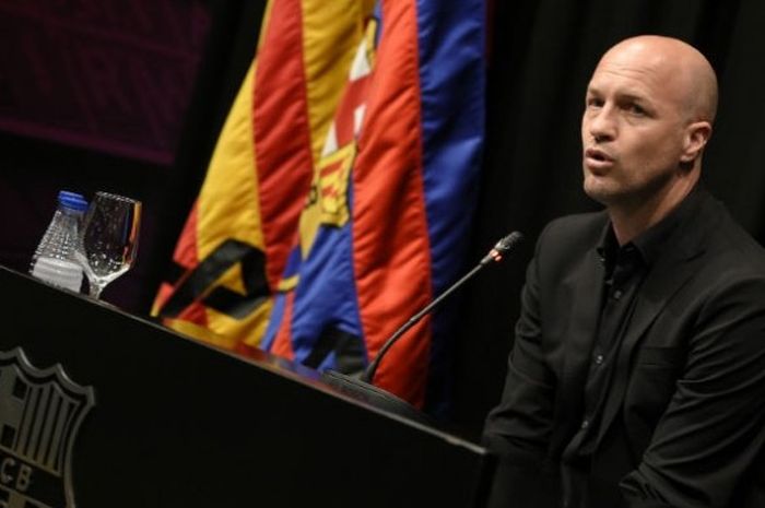 Mantan pemain FC Barcelona dan Manchester United, Jordi Cruyff, berbicara dalam acara memorial yang diadakan Barcelona untuk mengenang sang ayah sekaligus legenda Barcelona,  Johan Cruyff, di Camp Nou, Selasa (29/3/2016).  