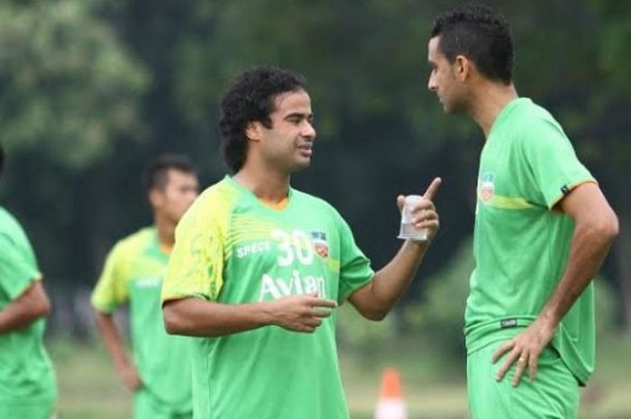 Dua pemain asing BSU, Abdelkbir Khairallah (kiri) dan Otavio Dutra dalam sesi latihan pagi di lapangan SIER, Rungkut, Surabaya pada Rabu (27/4/2016). 