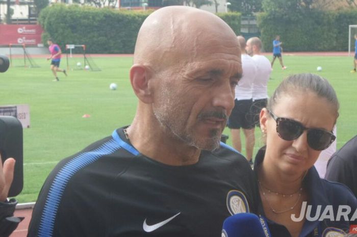 Pelatih Inter Milan, Luciano Spalletti, menemui wartawan menjelang sesi latihan tim di Bishan Street 14, Singapura, 26 Juli 2017.