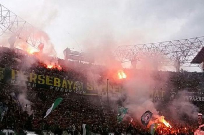  Flare yang dinyalakan Bonekmania, suporter Persebaya saat melawan Madura United.  