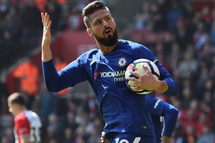 Penyerang Chelsea, Olivier Giroud, merayakan golnya ke gawang Southampton dalam partai Liga Inggris di Stadion St Mary's, Southampton, 14 April 2018.