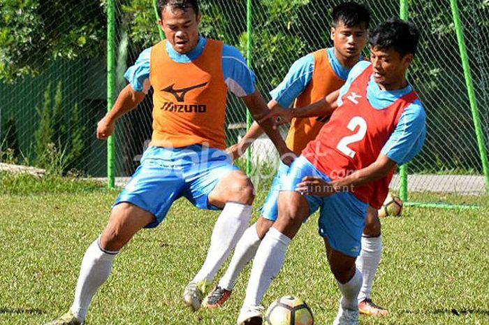 Pemain Semen Padang mengikuti sesi latihan di Lapangan Komplek PT Semen Padang, pada Rabu (18/10/2017) pagi.