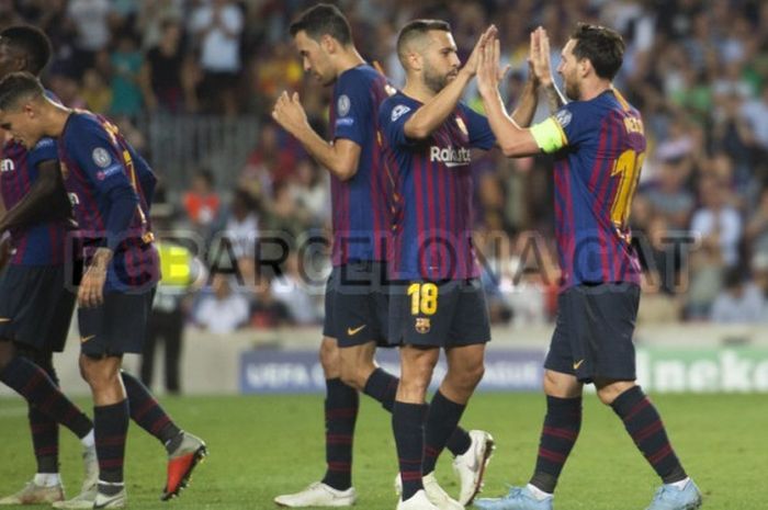 Dua pemain Barcelona, Jordi Alba dan Lionel Mess, berselebrasi usai mencetak gol ke gawang PSV Eindhoven pada laga Liga Champions, 18 September 2018.