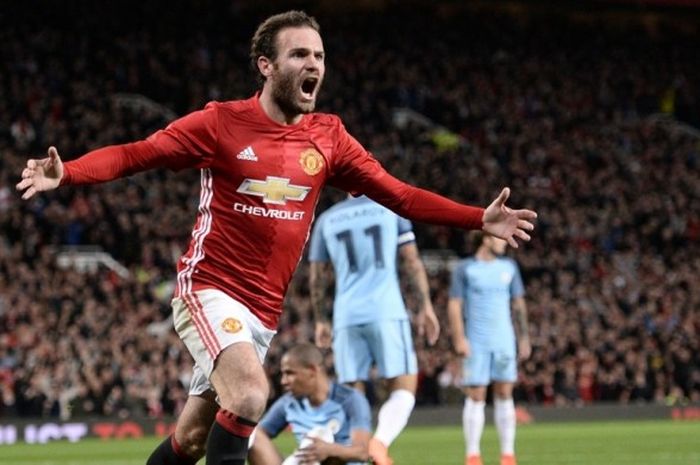 Gelandang Manchester United, Juan Mata, merayakan gol yang dia cetak ke gawang Manchester City dalam pertandingan ronde keempat Piala Liga Inggris di Old Trafford, Manchester, 26 Oktober 2016.