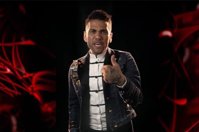 Daniel Alves dalam video klip berjudul Eu Nao Quero Casar