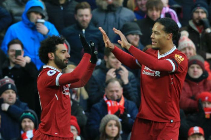 Selebrasi Mohamed Salah (kiri) bersama Virgil van Dijk usai mencetak gol ke gawang Watford pada lanjutan laga Liga Inggris pekan ke-31 di Stadion Anfield, pada Sabtu (17/3/2018) atau Minggu dini hari WIB.