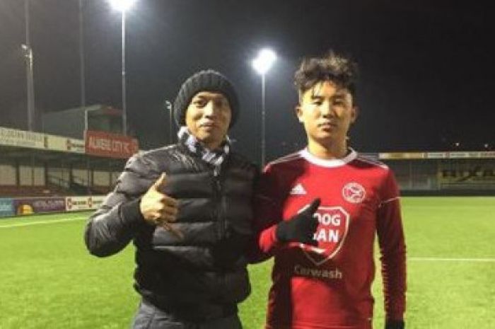 Randy Jovanni bersama mantan atlet lari, Suryo Agung Wibowo di Yanmaar Stadium.