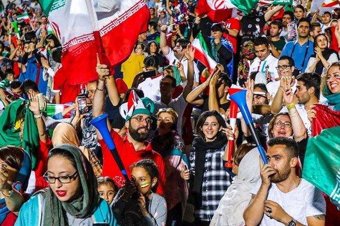 Para Wanita Tumpah Ruah di Stadion Azadi, Teheran, Iran Ketika Menyaksikan Timnas Iran Berlaga Melawan Spanyol dalam Ajang Piala Dunia 2018