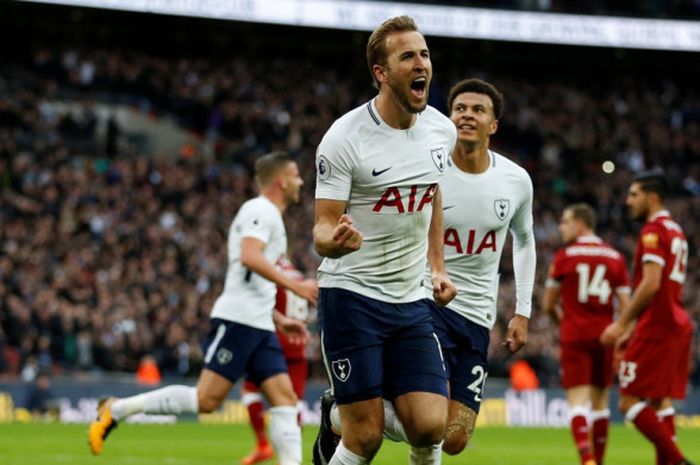 Striker Tottenham Hotspur, Harry Kane, merayakan gol yang dia cetak ke gawang Liverpool FC dalam laga Liga Inggris di Stadion Wembley, London, pada 22 Oktober 2017.