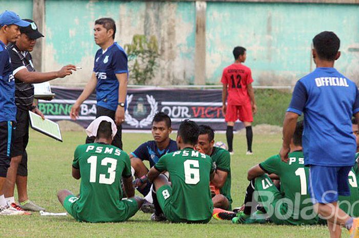 Pelatih Mahruzar Nasution saat memberikan intruksi di Stadion Kebun Bunga.