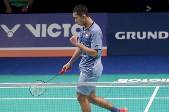 Pebulu tangkis tunggal putra Indonesia, Jonatan Christie, melakukan selebrasi setelah menang atas Hu Yun (Hong Kong), 21-8, 21-11 pada babak pertama Denmark Terbuka yang berlangsung di Odense Sports Park, Rabu (18/10/2017).