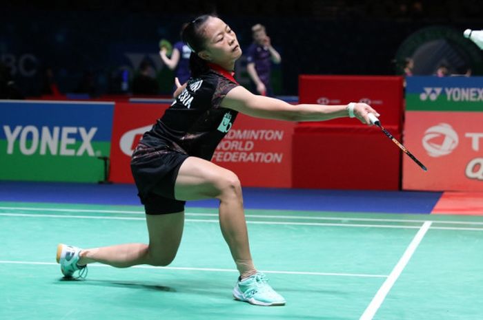 Pebulu tangkis tunggal putri nasional Indonesia, Fitriani, mengembalikan shuttlecock dari lawannya, Soniia Cheah (Malaysia), pada babak kesatu turnamen All England Open 2018 di Arena Birmingham, Birmingham, Inggris, Rabu (14/3/2018).