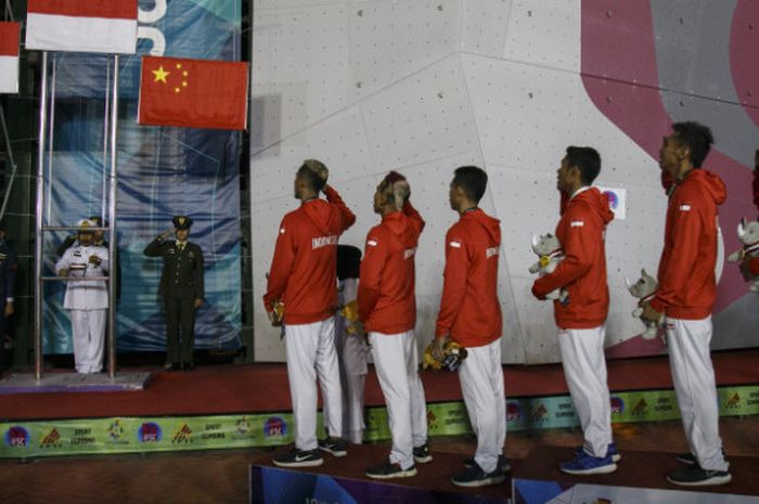 Tim panjat tebing putra Indonesia saat upacara pemberian medali nomor speed relay Asian Games 2018 di Jakabaring Sport City, Palembang, Senin (27/8/2018).