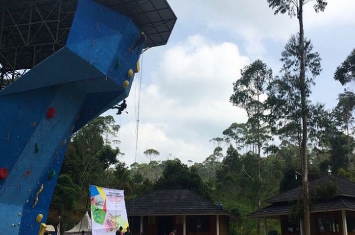 Route Setter menyiapkan jalur nomor Lead di Cikole, Jawa Barat, Selasa (5/9/2017).