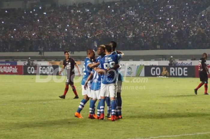 Pemain Persib Bandung merayakan gol Ezecheil N'Douasel seusai membobol gawang Persipura Jayapura, Sabtu (12/5/2018). 