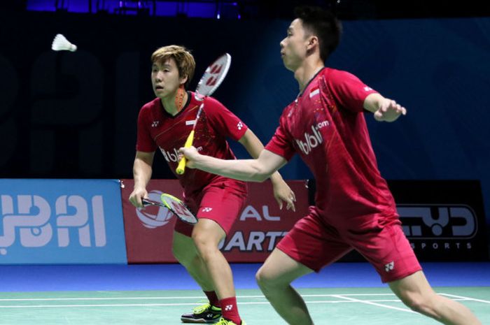 Kevin Sanjaya (kanan) mencoba mengantisipasi pukulan lawan saat bertanding melawan, Takeshi Kamura/Keigo Sonoda (Jepang), pada turnamen BWF Superseries Finals 2017 di Dubai, Abu Dhabi (14/12/2017).