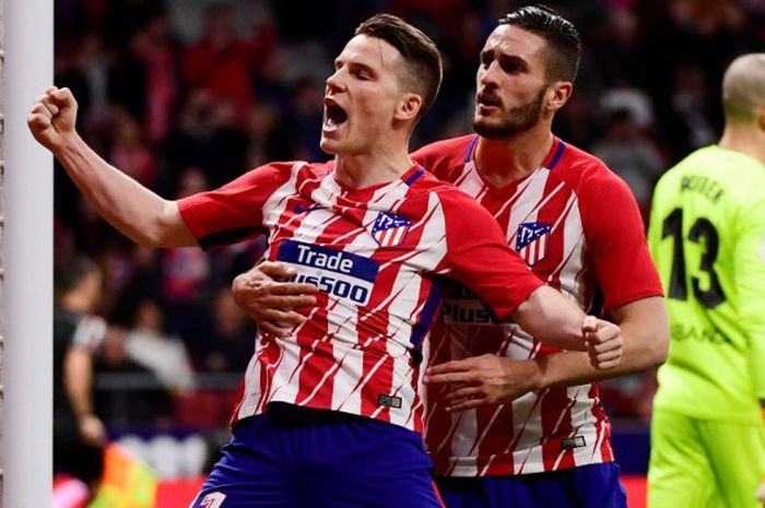 Kevin Gameiro melakukan selebrasi setelah mencetak gol pada laga lanjutan Liga Spanyol melawan Deportivo La Coruna di Stadion Wanda Metropolitano, Minggu (1/4/2018) waktu setempat.