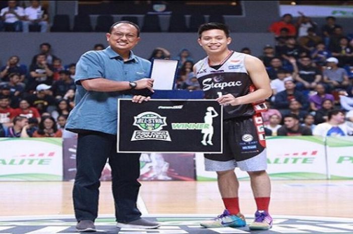 Andakara Prastawa saat menerima hadiah usai memenangi three point shoot contest pada ajang IBL All Star Games 2018, Minggu (7/1/2018).