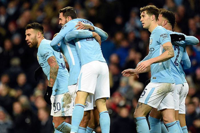 Gelandang Manchester City, Bernardo Silva, disambut gembira rekan setimnya seusai mencetak gol ke gawang Burnley dalam laga putaran ketiga Piala FA di Stadion Etihad, Manchester, pada 6 Januari 2018.