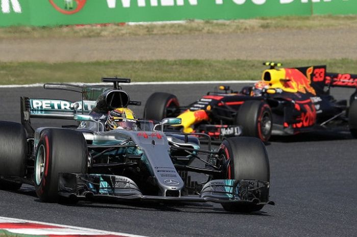 Pebalap Mercedes, Lewis Hamilton (depan), bersaing dengan Max Verstappen (Red Bull Racing) pada balapan GP Jepang di Sirkuit Suzuka, Minggu (8/10/2017).