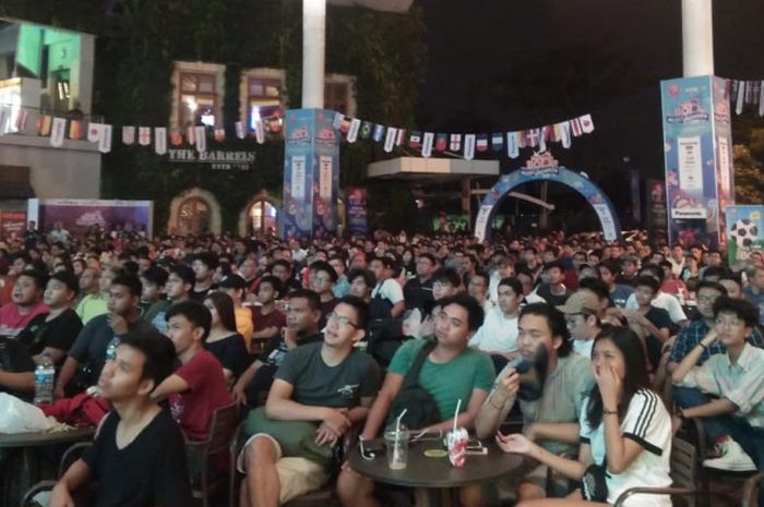 Peserta nonton bareng BOLA Rusia Vaganza 2018 serius menyaksikan jalannya laga semifinal Piala Dunia 2018 antara Prancis vs Belgia di Summarecon Mall Serpong, Tangerang Selatan, Rabu dini hari WIB (11/7/2018).