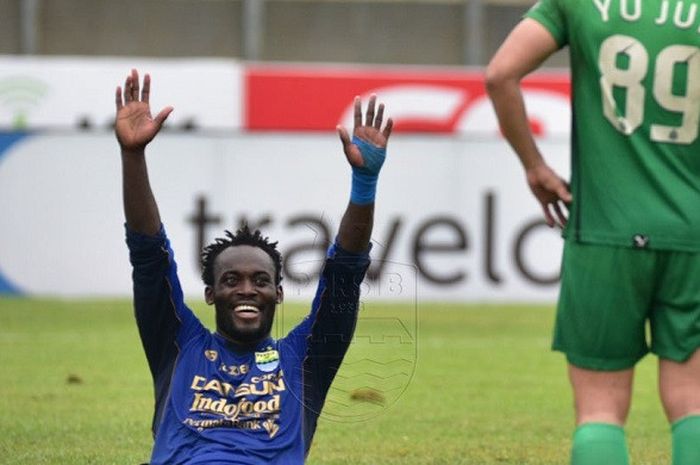 Marquee Player Persib Bandung Michael Essien berselebrasi usai menjebol gawang Bhayangkara FC di Stadion Si Jalak Harupat, Minggu (24/9/2017)