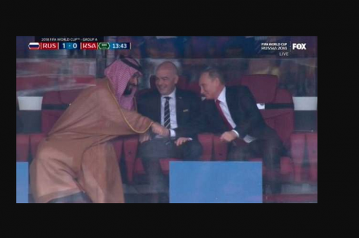 Mohammad bin Salman (kiri), Gianni Infantino (tengah), Vladimir Putin (kanan) duduk bersama di kursi VIP saat laga antara Rusia melawan Arab Saudi. (14/6/2018)