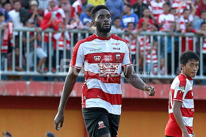 Striker Madura United, Mamadou Samassa, saat tampil melawan Selangor FA dalam laga uji coba.