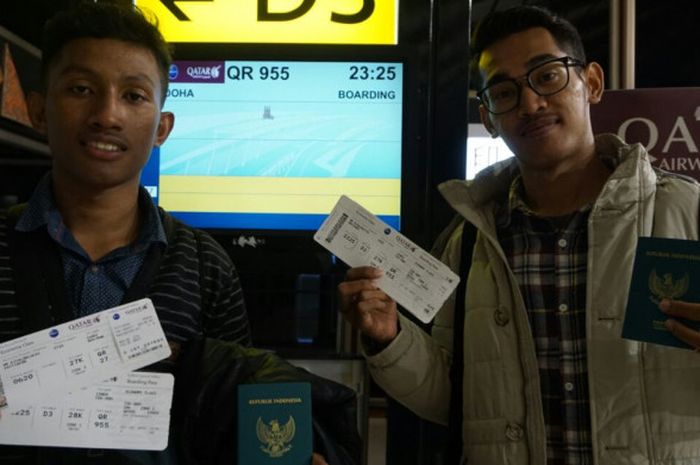 Pemenang Standard Chartered Cup 2017, Rivaldo Lucas (kiri) dan Dimas Aditya, sebelum memasuki pesawat untuk ke Liverpool, Inggris, Rabu (15/11/2017).