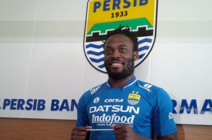 Pemain baru Persib, Michael Essien, berpose ‎di depan wartawan sebelum perayaan ulang tahun Persib ke-84 di Graha Persib, Jalan Sulanjana, Kota Bandung, Selasa (14/3/2017).