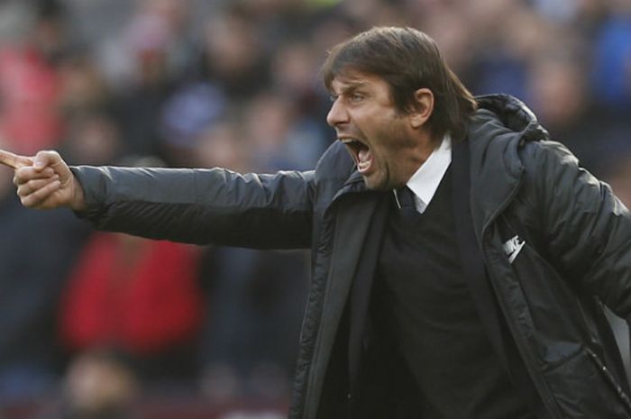 Ekspresi pelatih Chelsea, Antonio Conte,d alam laga kontra West Ham United di London Stadium, Sabtu (9/12/2017)