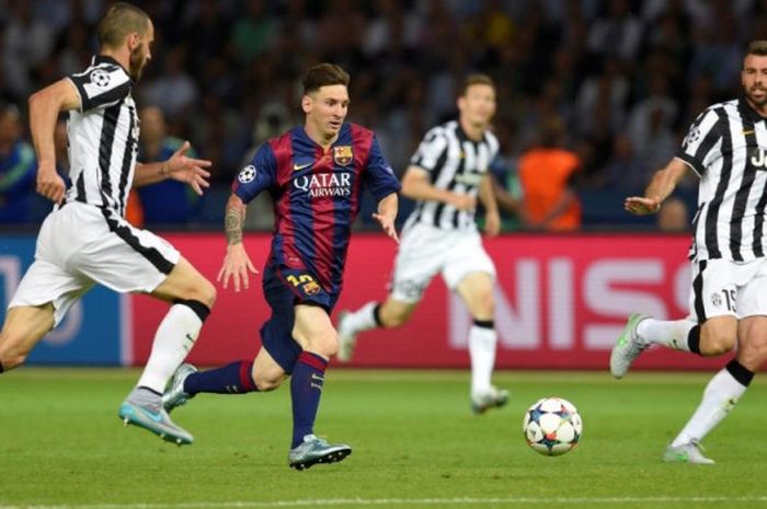 Penyerang Barcelona, Lionel Messi (tengah), berusaha menerobos pertahanan Juventus dalam partai final Liga Champions di Stadion Olimpiade Berlin, 6 Juni 2015.